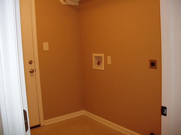 4th image of 6024 Perry Ln #B