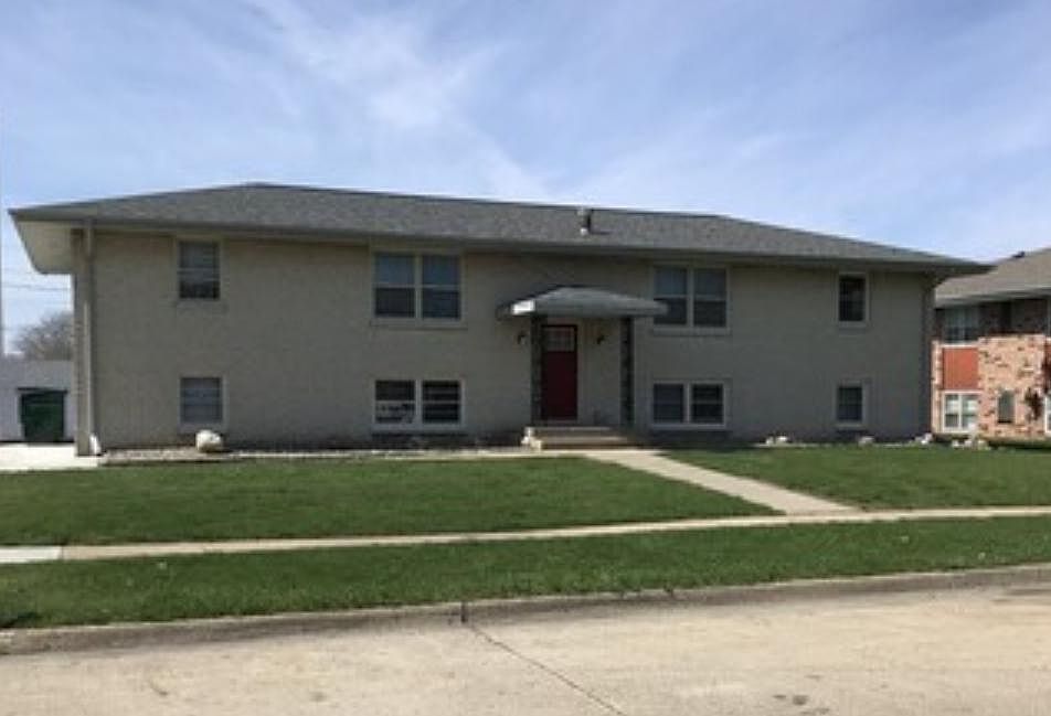 1st image of 1110 SE Belmont Dr