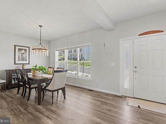 5th image of 160 Red Maple Dr