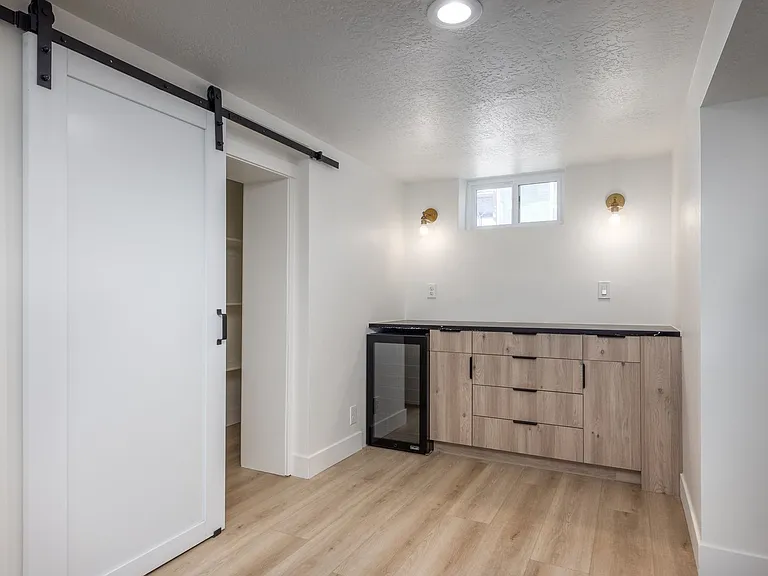 2327 E Bryan Ave — Photo 23