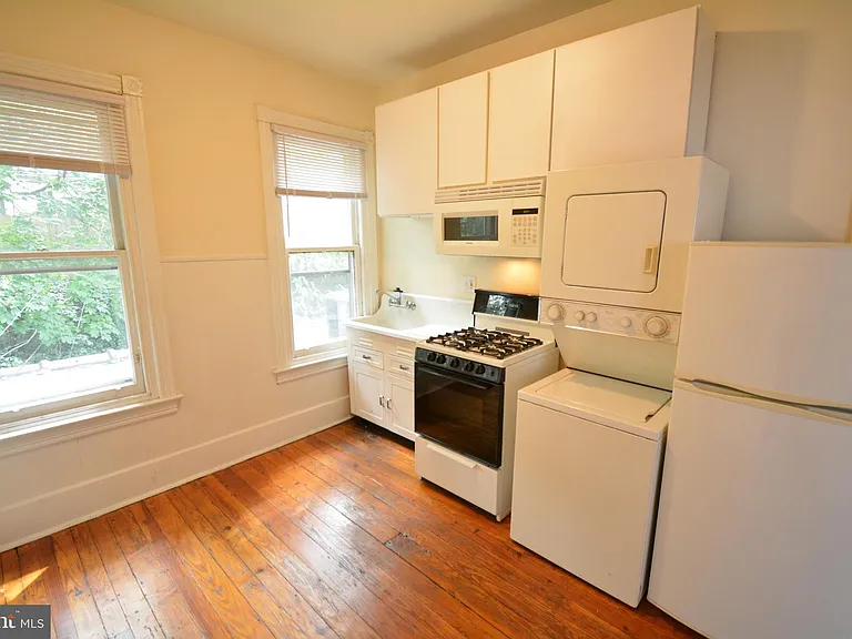 444 W Queen Ln #2 — Photo 7