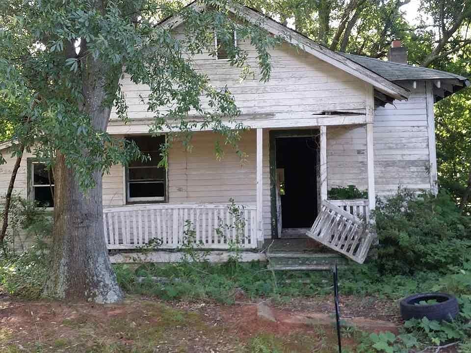 2nd image of 136 S Moore St