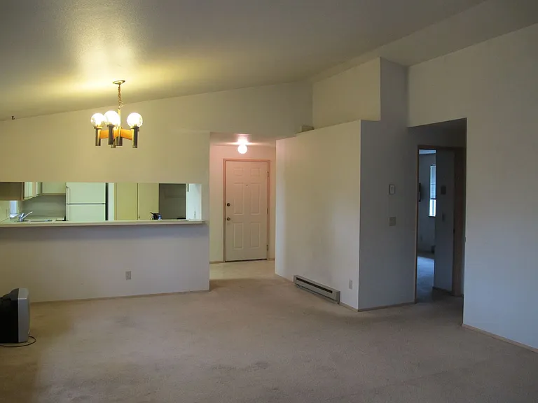 950 SE Ireland St — Photo 12