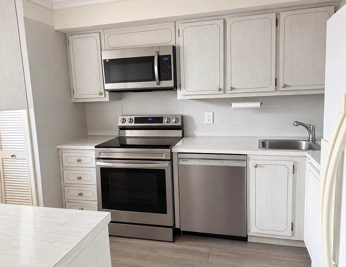 1537 E Hillsboro Blvd — Photo 2