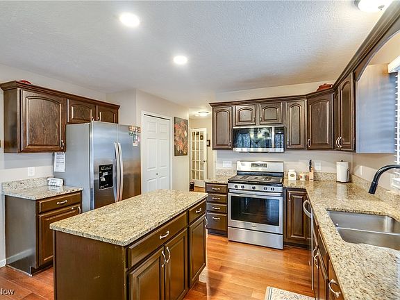 5th image of 390 Ivanhoe Ave