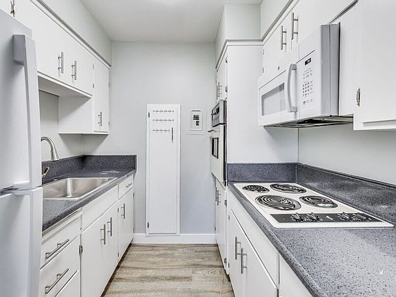 3rd image of 284 Tyrella Ave APT 16