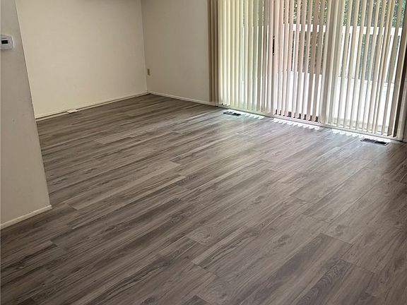 3rd image of 531 Hunters Path Rd