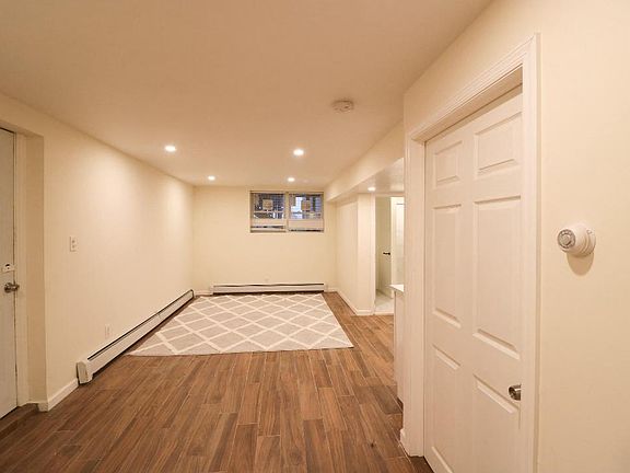 LIVING ROOM (UN-STAGED)