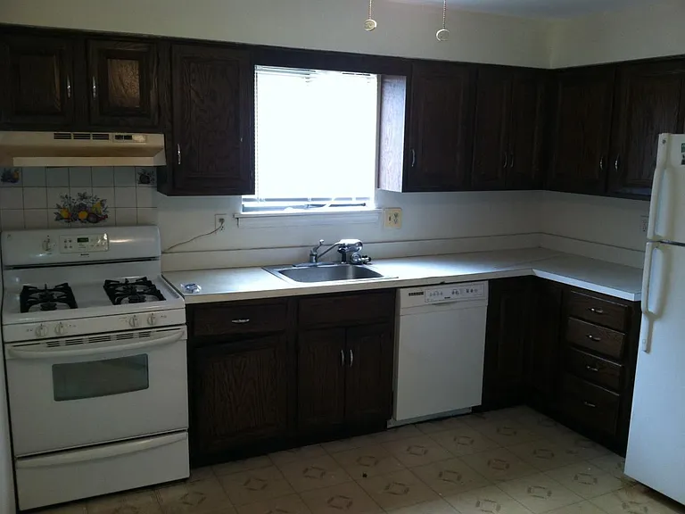 292 Robin St — Photo 2