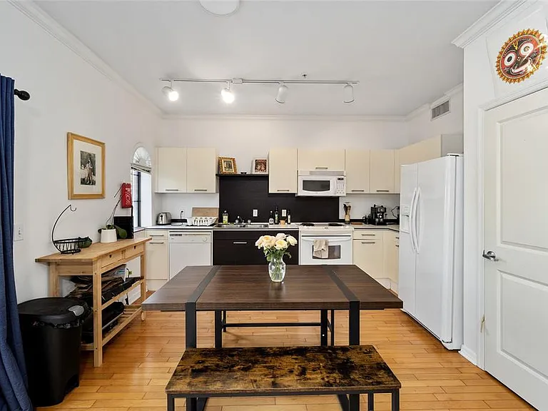 20 SW 6th St #204 — Photo 16