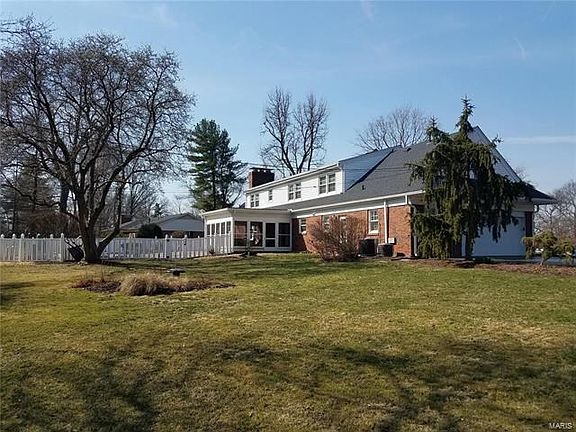 5th image of 136 Ladue Oaks Dr