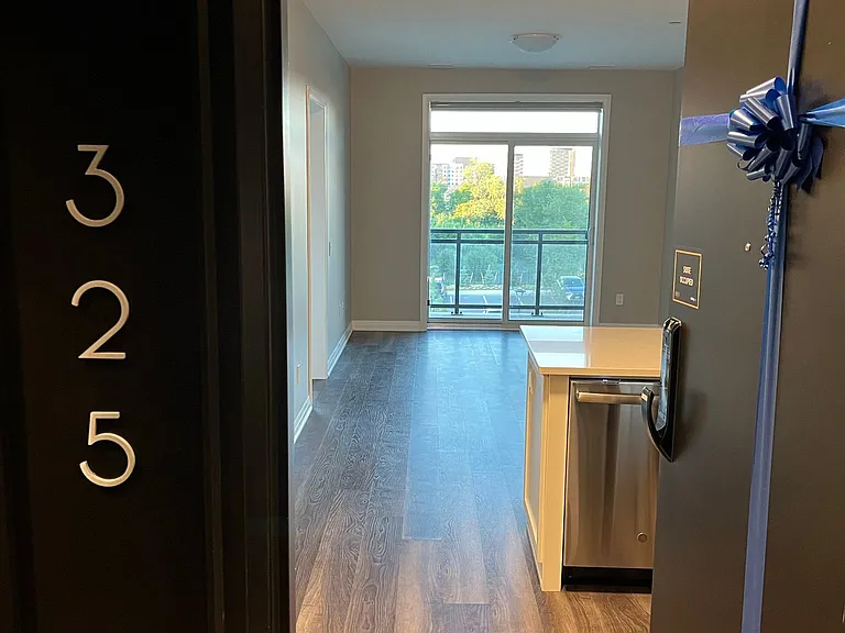 95 Dundas St W #325 — Photo 10