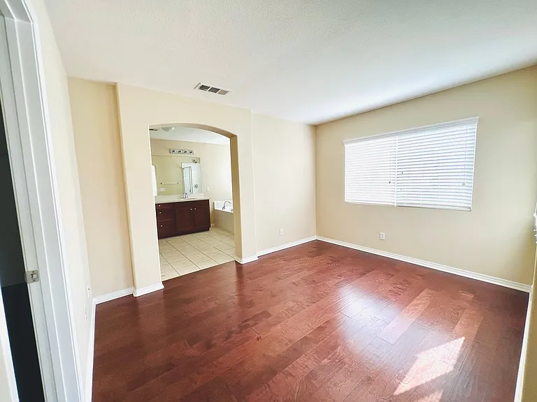 2758 Lavender St — Photo 31