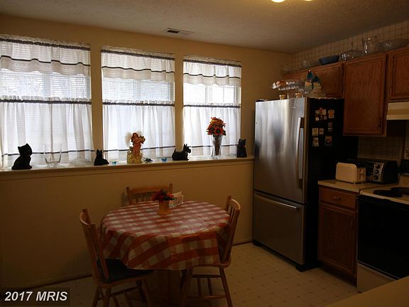 5th image of 50 Surrey Ln #127