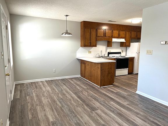 4th image of 412 Killian Ave