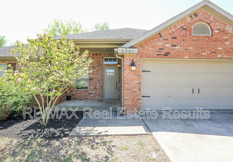 2901 SW 8th St — Photo 2