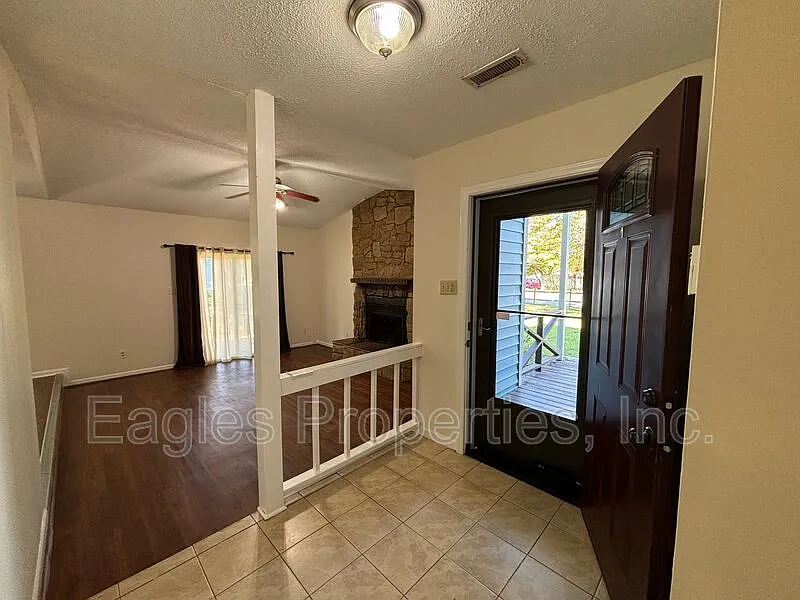 3 bed, 2.0 bath, $1,520 — Photo 2