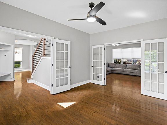 4th image of 431 Cardinal Ln