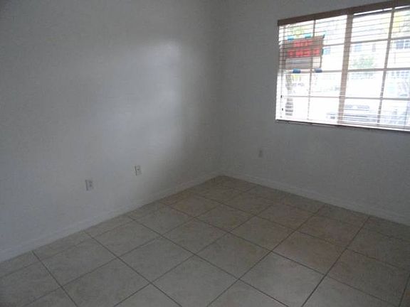 4th image of 930 NE 34th Ave Unit 103