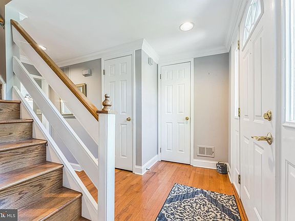 4th image of 20 Guilford Cir