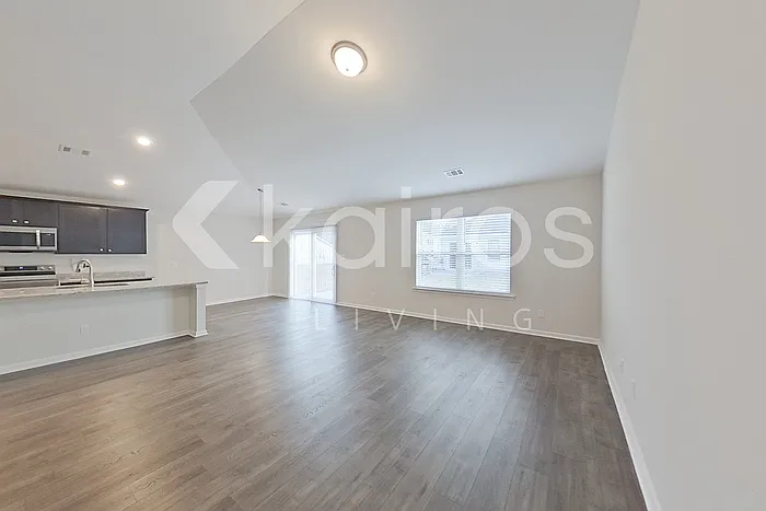 107 Lord Effingham Way — Photo 3