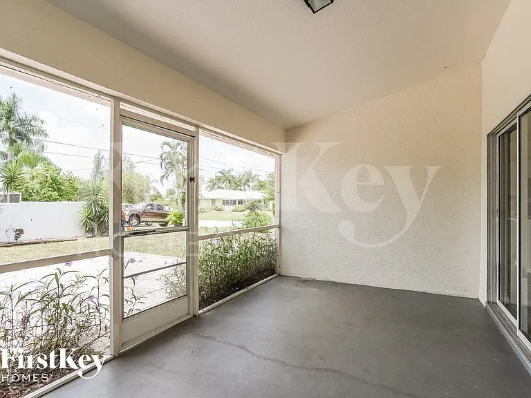 300 SE 16th St — Photo 7