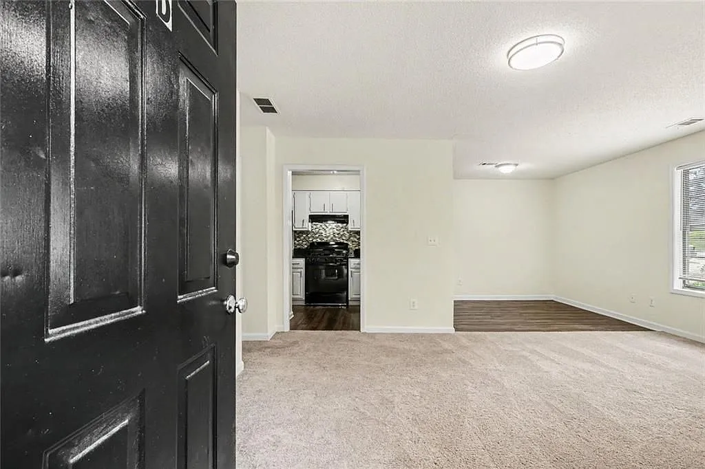 2 bed, 2.0 bath, 912 sqft, $1,300 — Photo 3