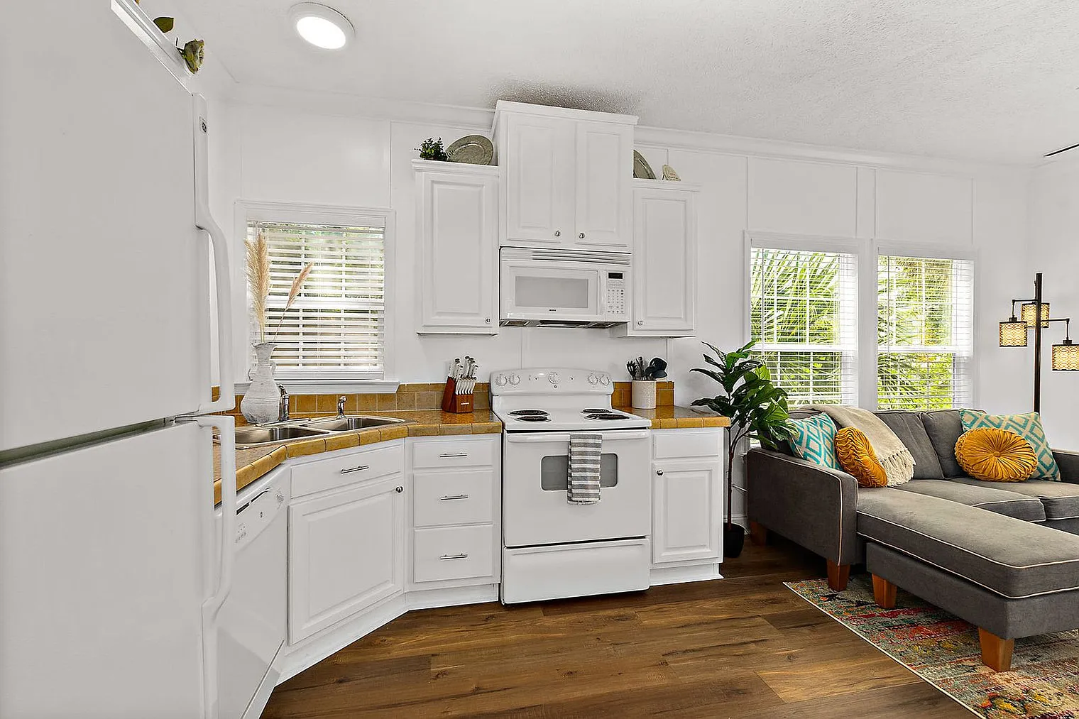 1 bed, 1.0 bath, 592 sqft, $6,072 — Photo 4