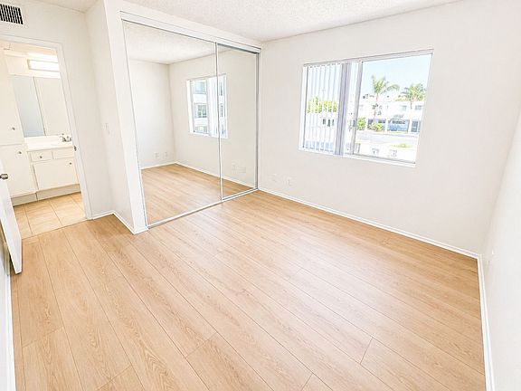 5th image of 4424 Woodman Ave APT 305