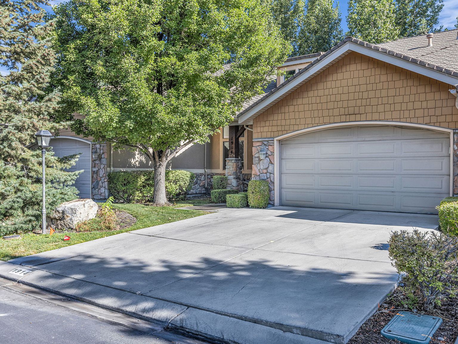 1914 W Golden Pond Way S