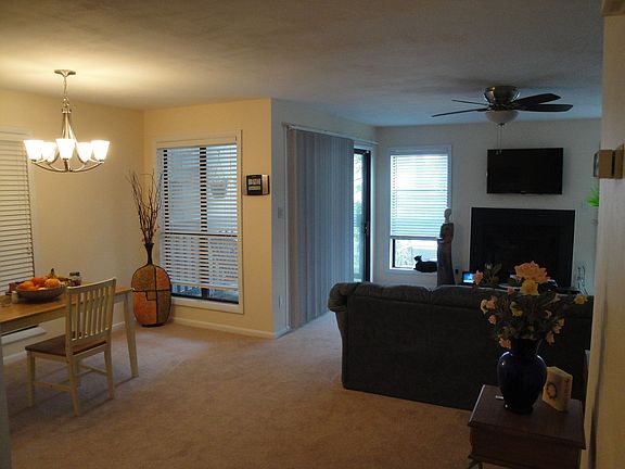 Living rm/dinning rm 2nd floor.