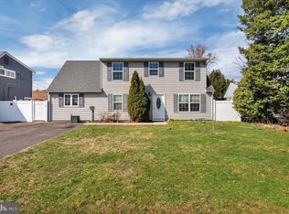 33 Nickelhill Ln, Levittown, PA 19054