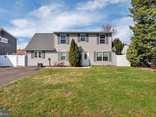 33 Nickelhill Ln, Levittown, PA 19054