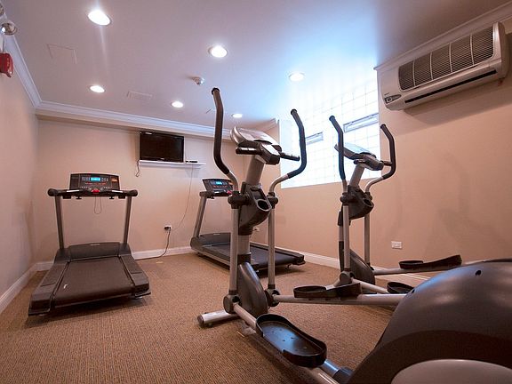 5th image of 1137 W Pratt Blvd APT 205