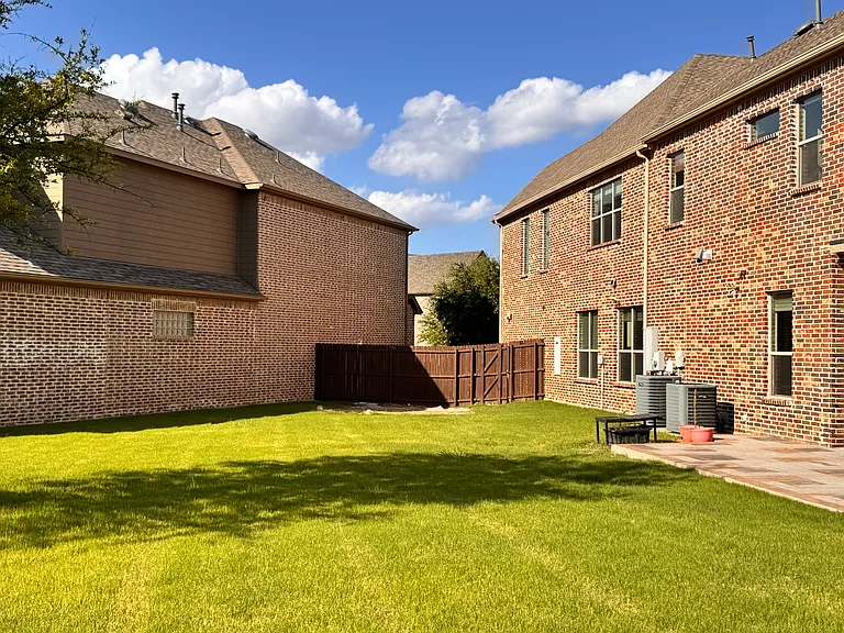 9001 Blue Water Dr — Photo 32