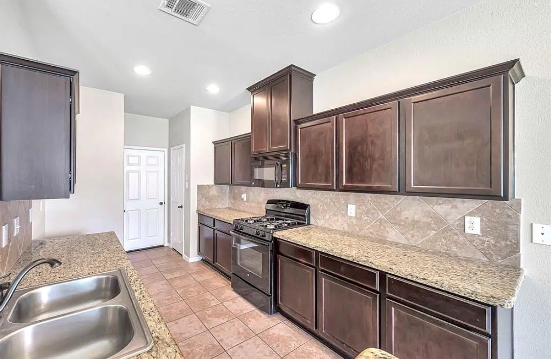 3 bed, 2.5 bath, 1732 sqft, $1,950 — Photo 4