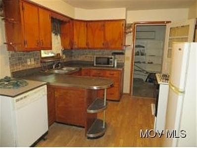 3rd image of 1113 Tefft St