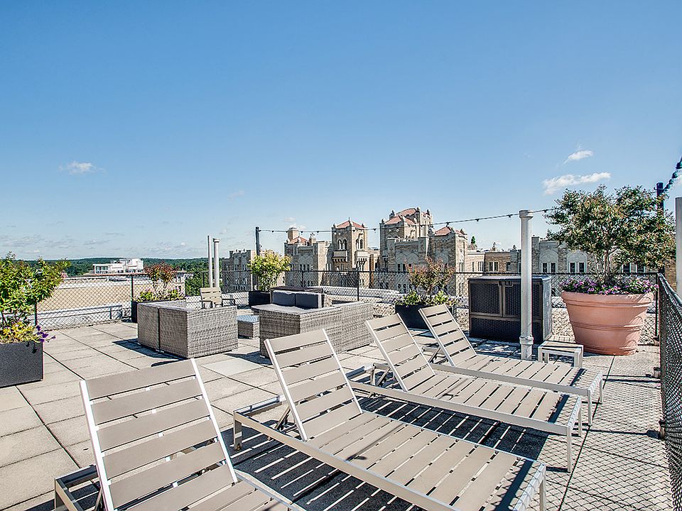 Rooftop deck with reclining lounge chairs