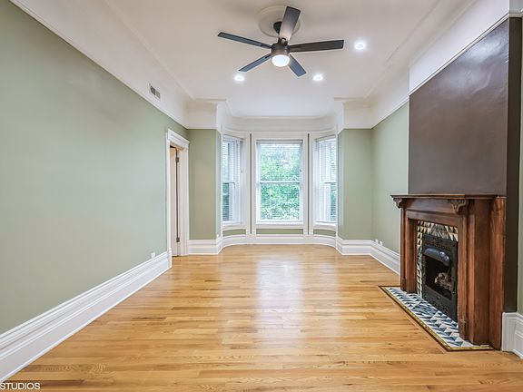 3rd image of 927 W Newport St #2