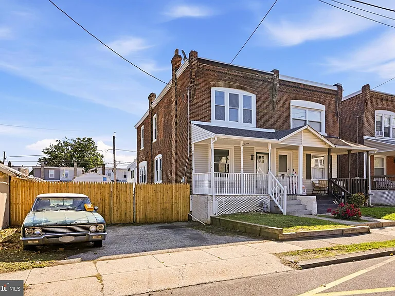 1015 McClenahan Ter — Photo 2