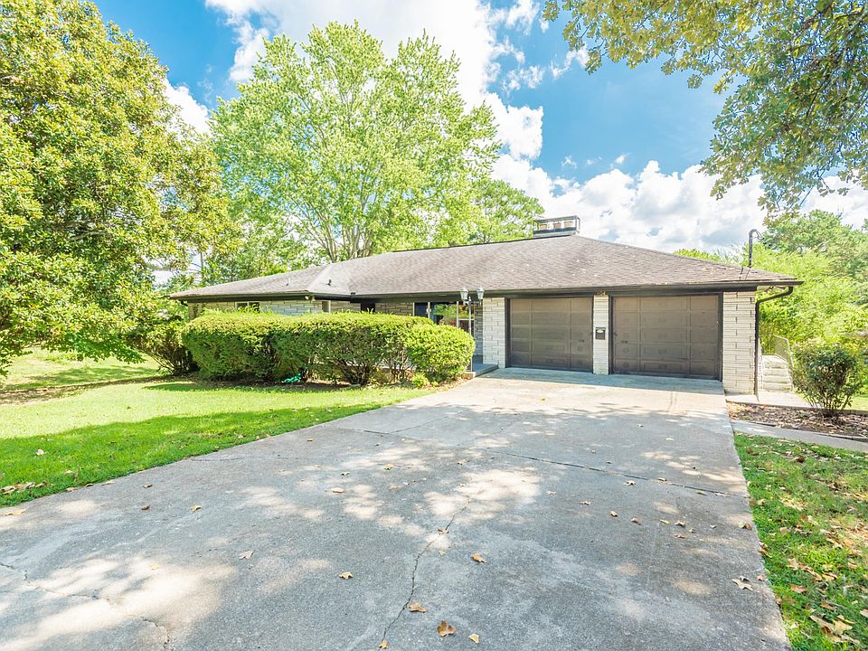 1st image of 804 NE Woodview Dr