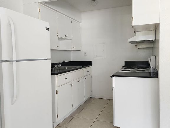 3rd image of 1142 S Ridgewood Ave #411
