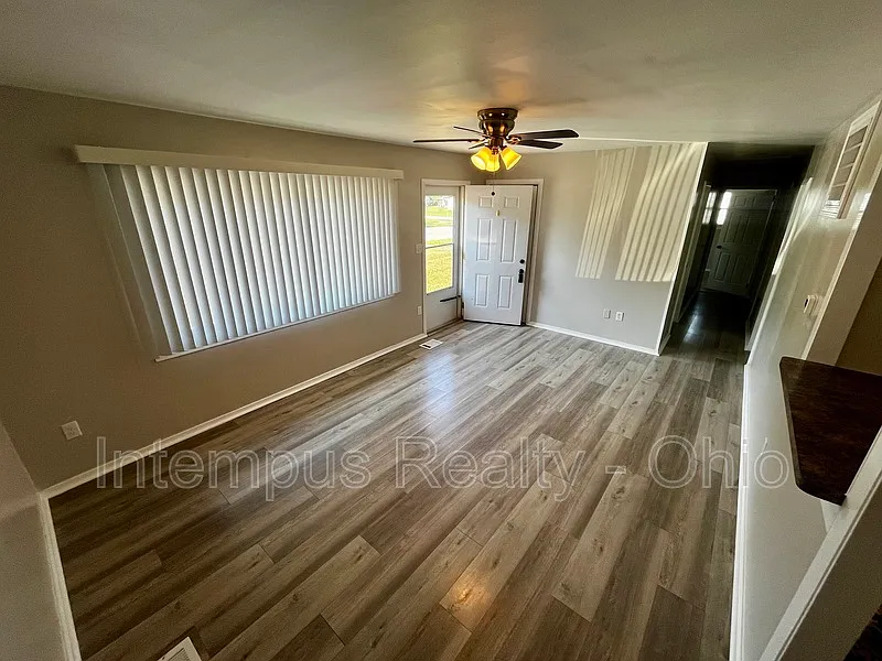 3 bed, 2.0 bath, 1046 sqft, $1,448 — Photo 3