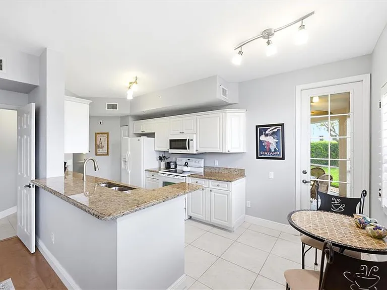 300 L Ambiance Cir #102 — Photo 10