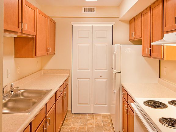 5th image of 302 E 10th St #T4devypjd