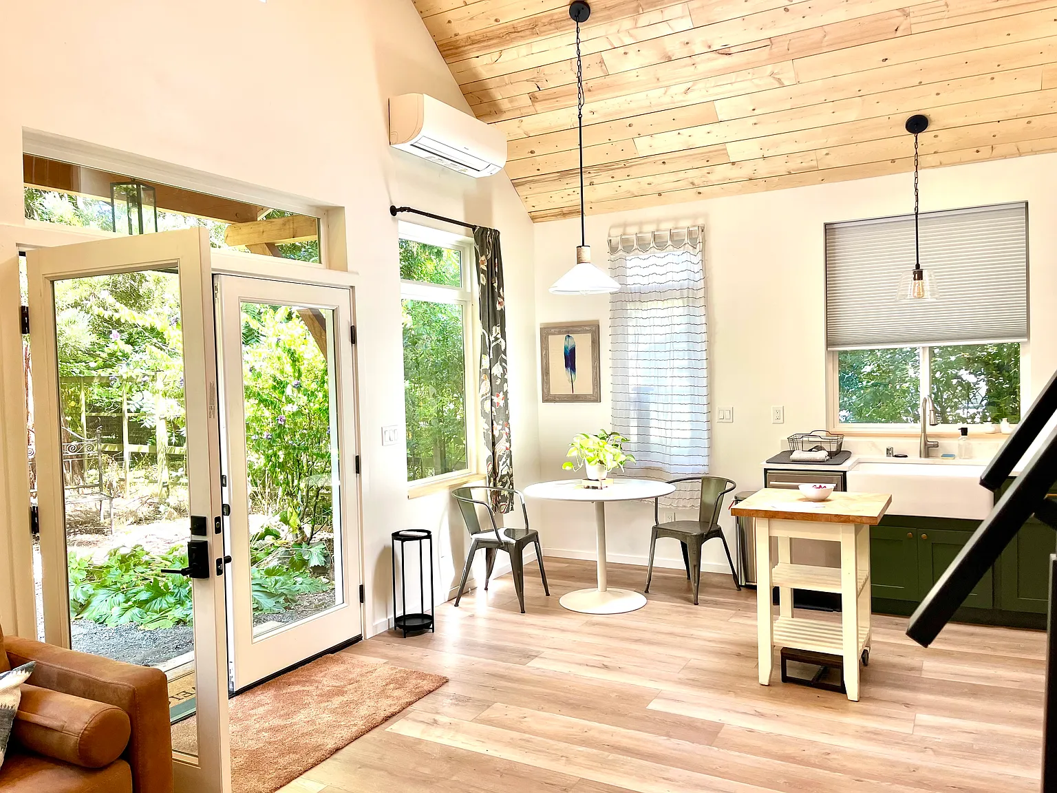2 bed, 750 sqft, $2,850 — Photo 1