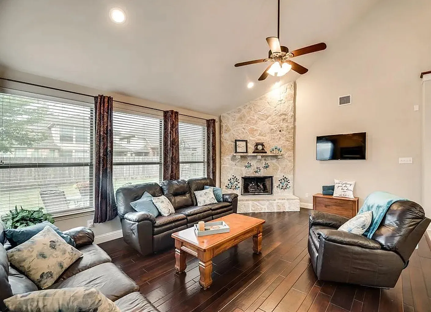 4 bed, 2.5 bath, 2672 sqft, $2,900 — Photo 3