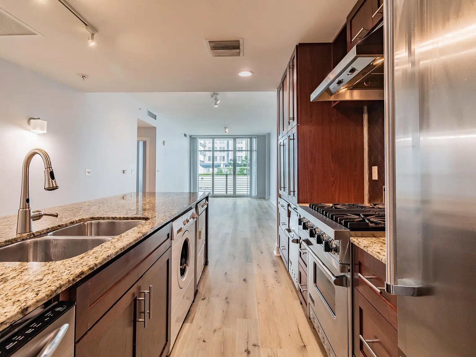 2 bed, 1050 sqft, $3,100 — Photo 2