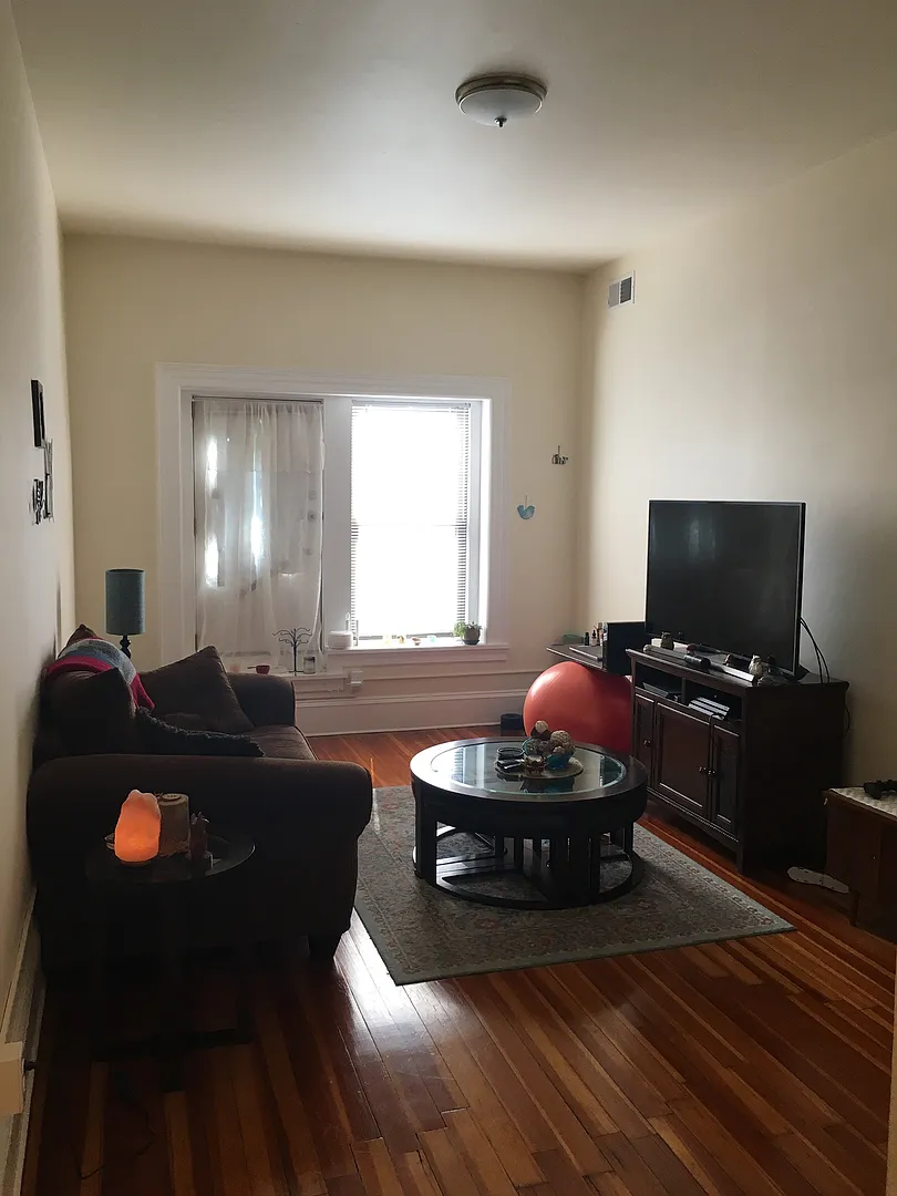 Charming 2 Bedroom-No Broker Fee — Photo 4