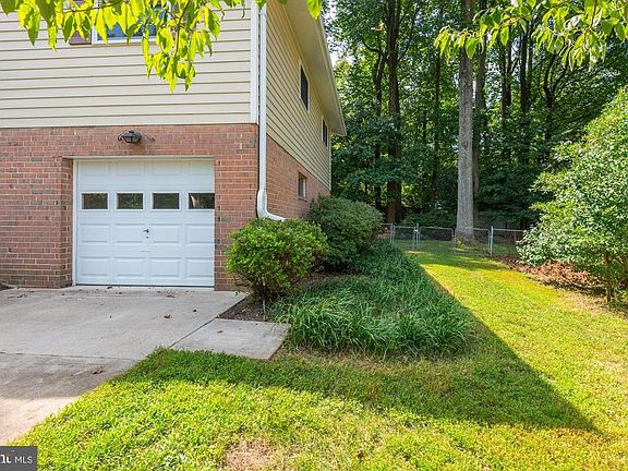 1 Car Garage + Long Driveway!